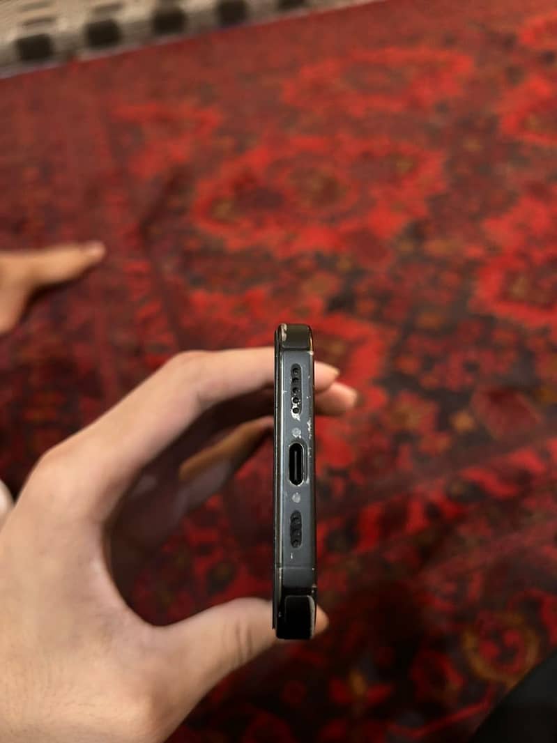Apple iPhone 16 Pro 2