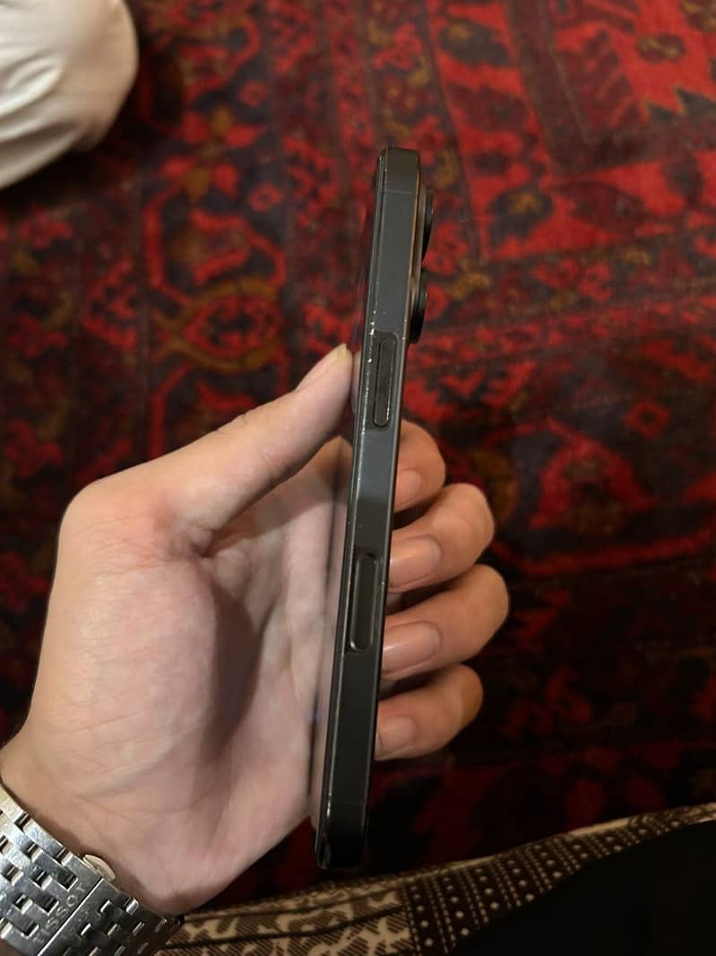 Apple iPhone 16 Pro 3