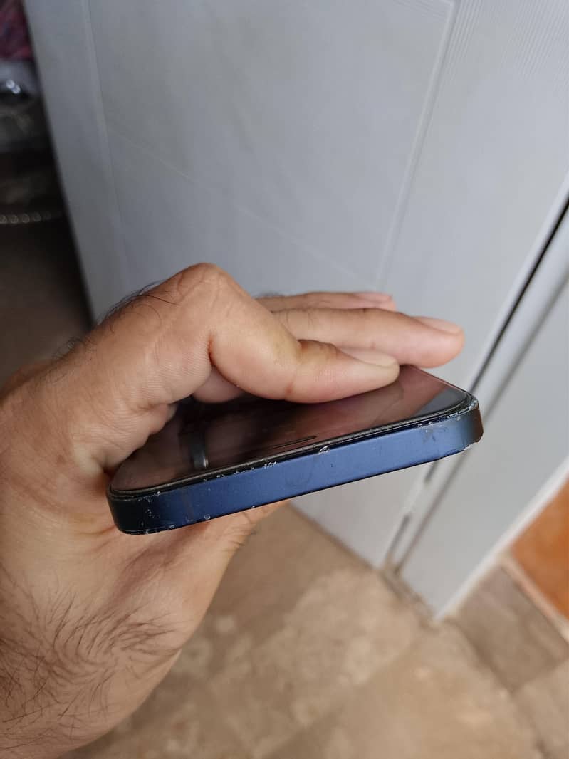 Apple iPhone 12 4