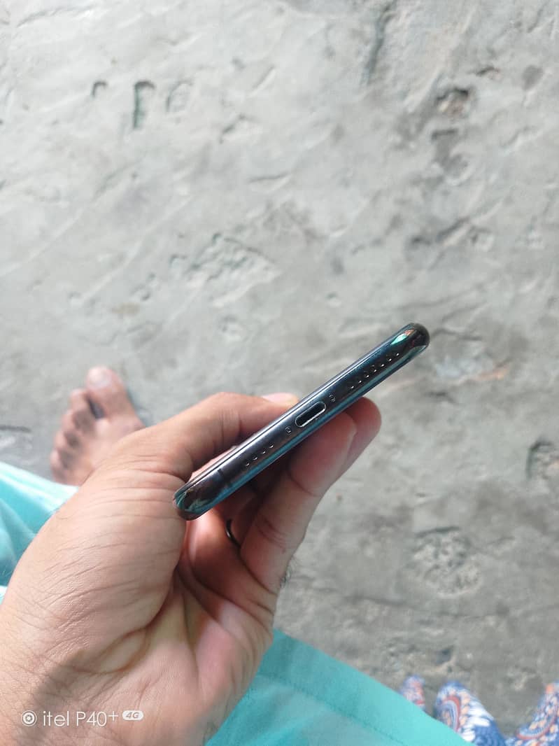 Apple iPhone XS Max 9