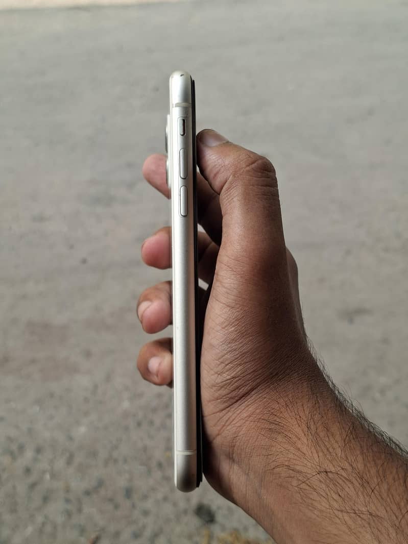Apple iPhone 11 0
