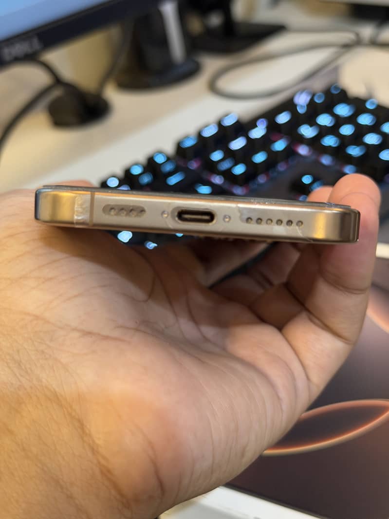 Apple iPhone 16 Pro Max 6