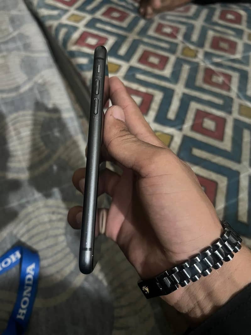 Apple iPhone 11 3