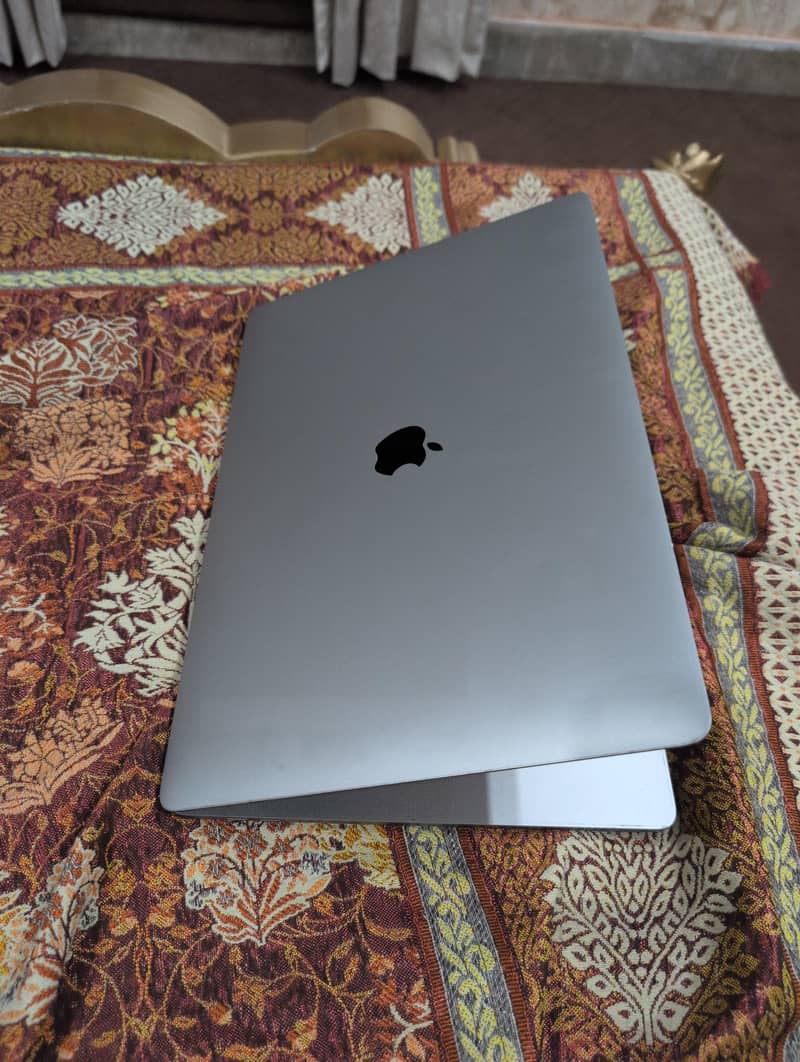 apple MacBook 2019 pro 0