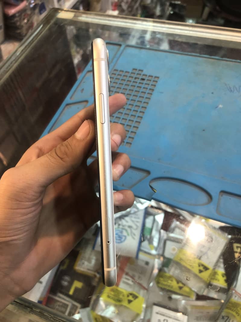 Apple iPhone 11 3