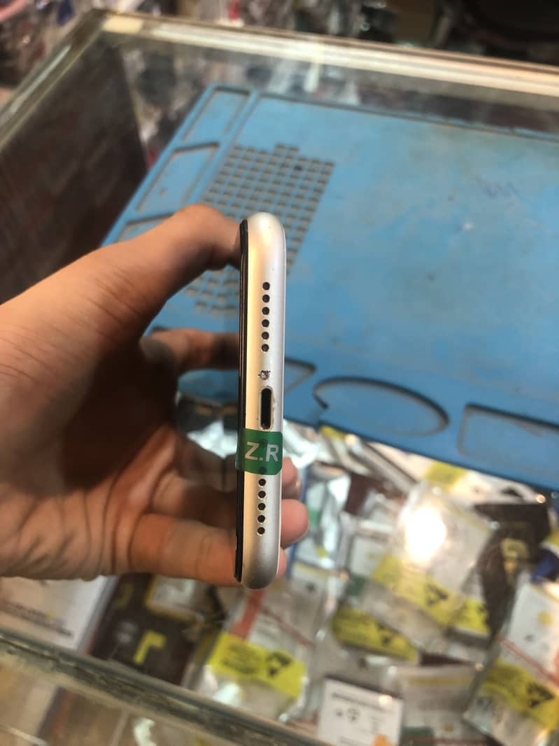 Apple iPhone 11 4