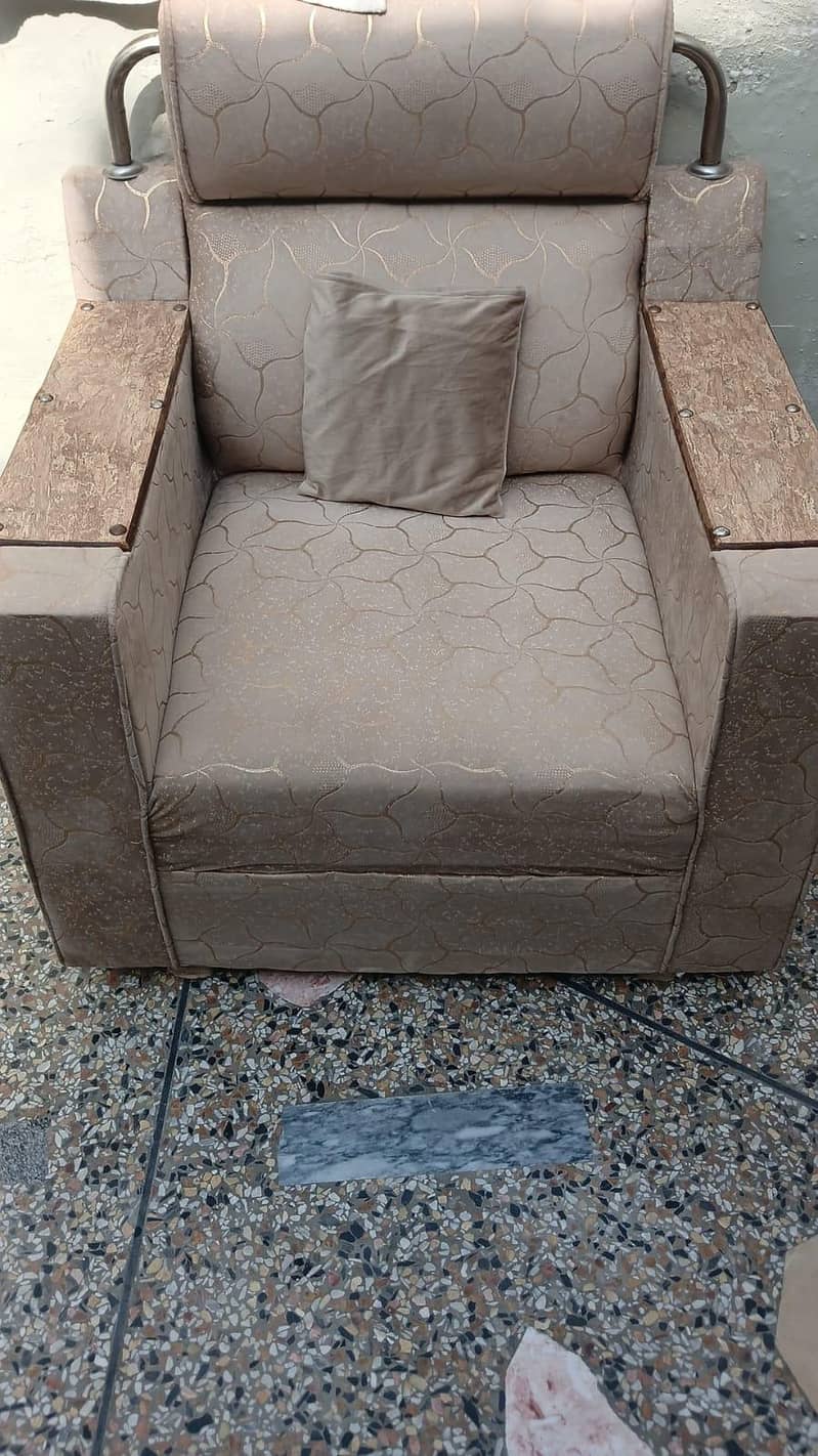 New condition sofa set 10/9 condition 4