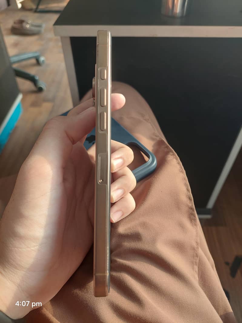 Apple iPhone 16 Pro Max 4