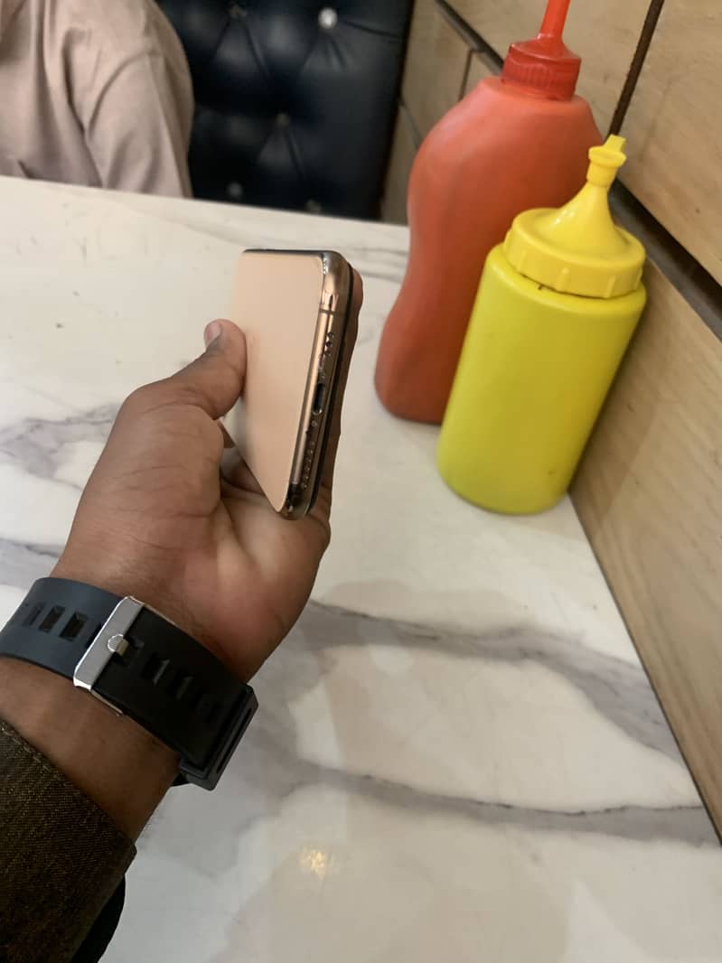 Apple iPhone 11 Pro 4