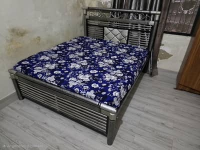 urgent sale iron bed good condition 10/9