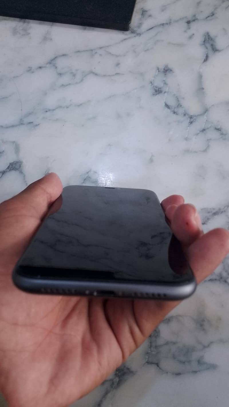 Apple iPhone 11 4