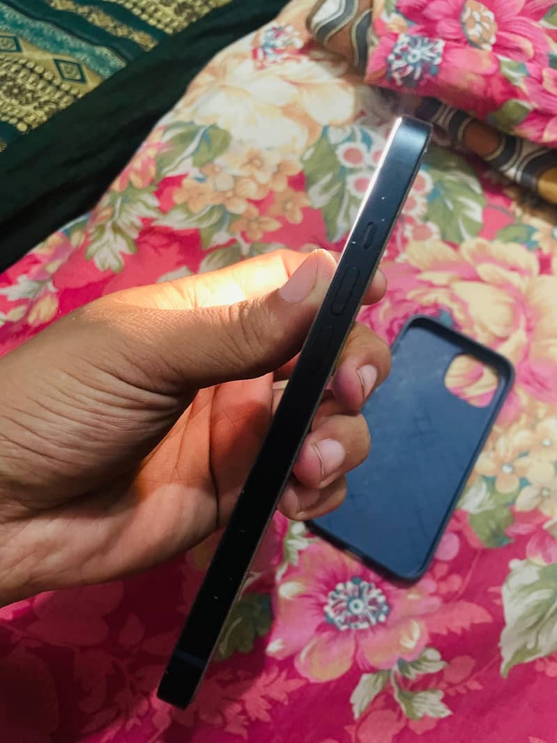 Apple iPhone 13 4