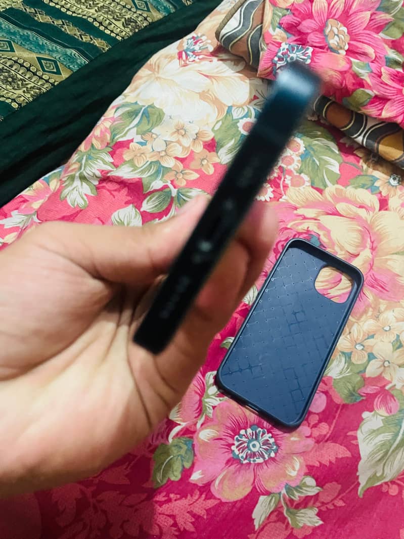 Apple iPhone 13 5