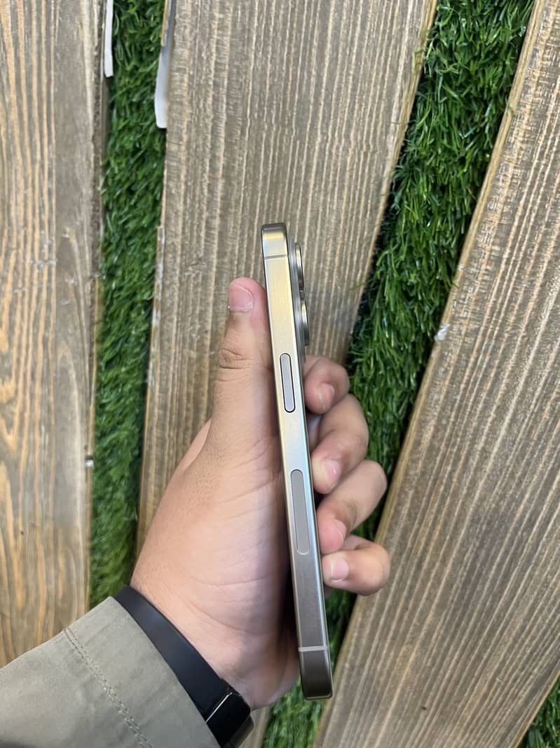 Apple iPhone 15 Pro 0
