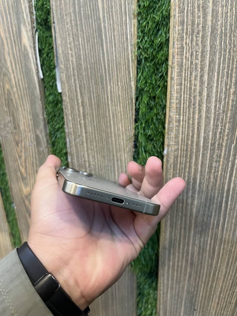 Apple iPhone 15 Pro 3