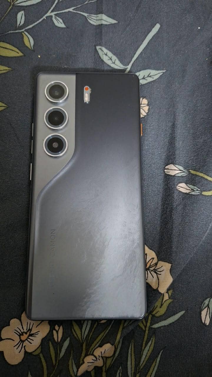 Tecno CAMON 40 Pro 1