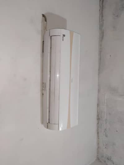 2 month use kia ha bss majbori ha ais lia sell kr rha ha