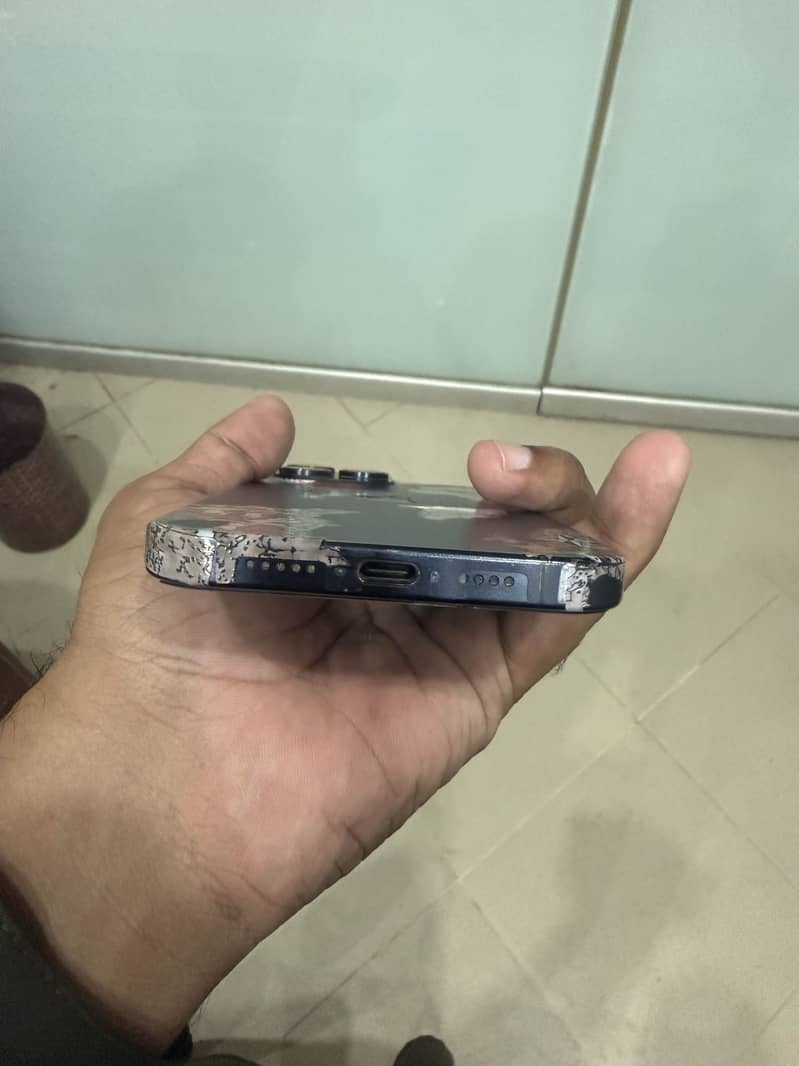 Apple iPhone 15 Pro Max 2