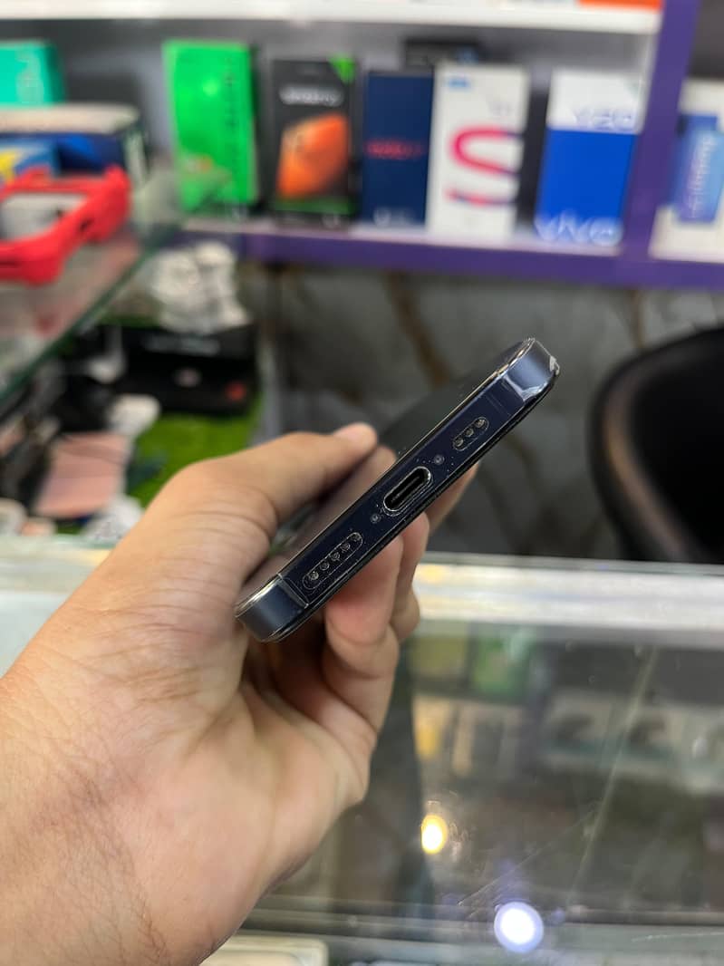 Apple iPhone 15 Pro 4