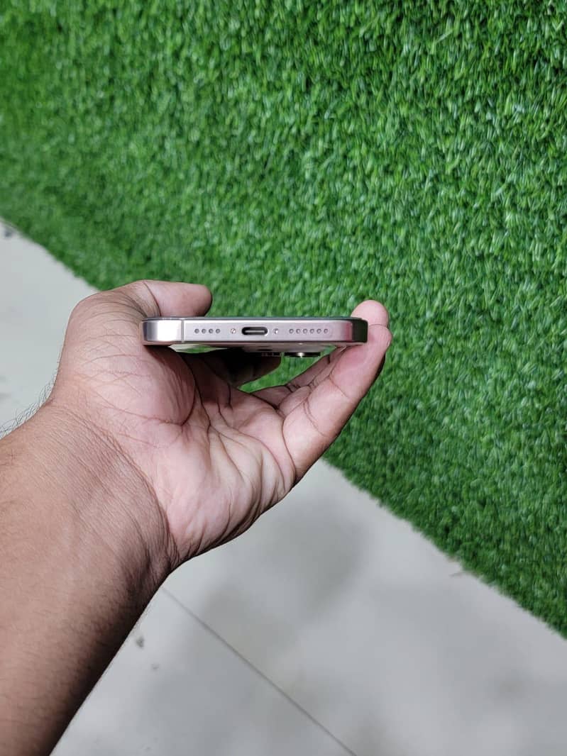 Apple iPhone 16 Pro Max 4