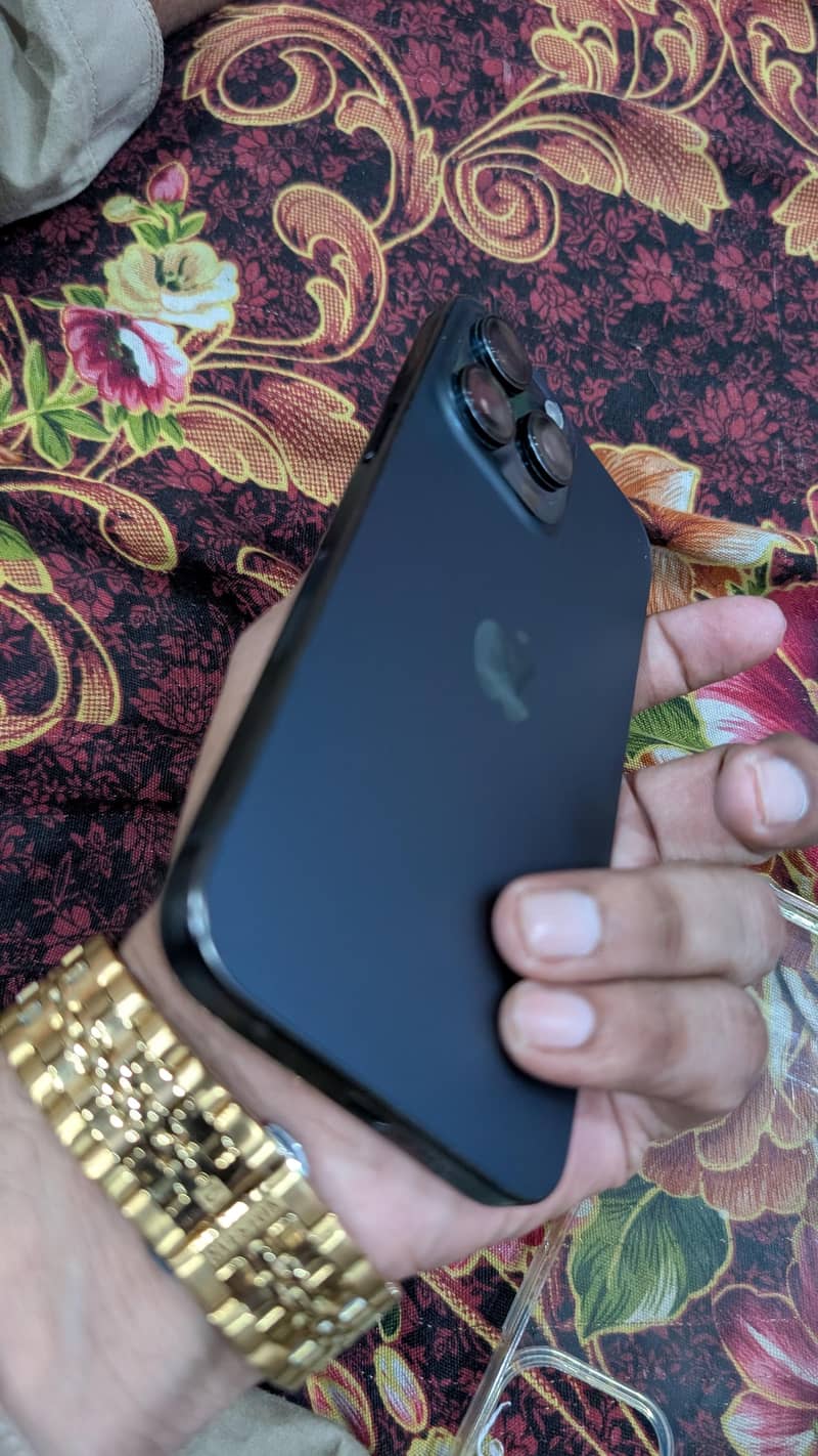 Apple iPhone 15 Pro Max 4