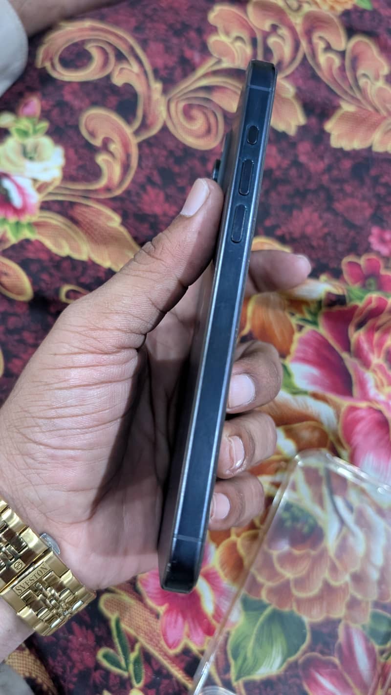 Apple iPhone 15 Pro Max 6