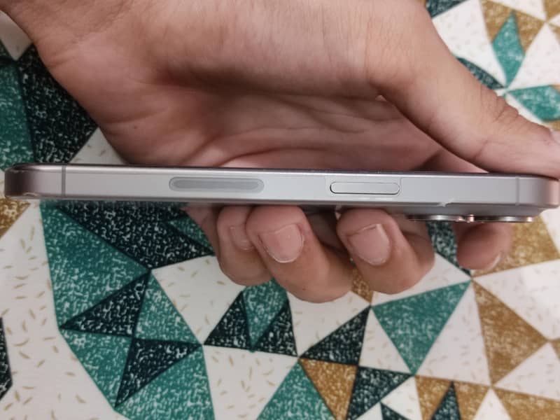 Apple iPhone 15 Pro 3