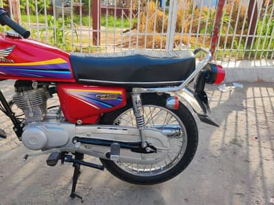 Honda 125 total genuine 10/10 Condition all documents complete