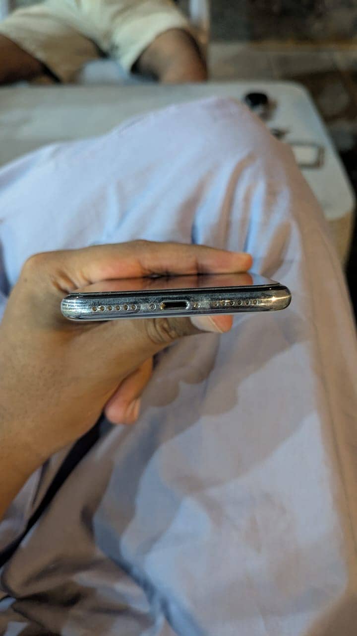 Apple iPhone X 4