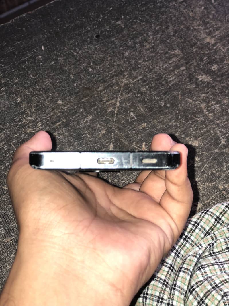 Sharp Aquos Sense7 4