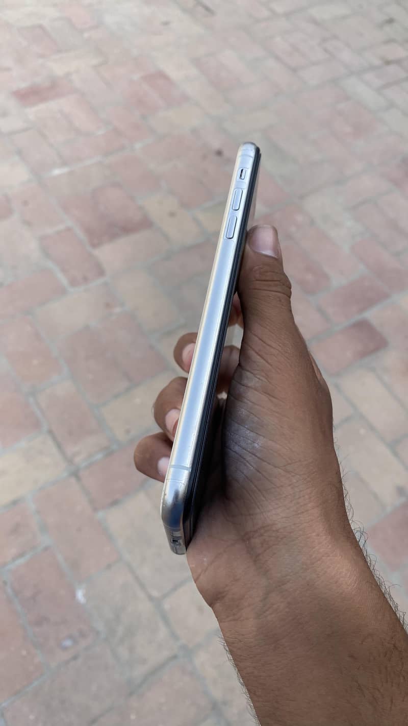 Apple iPhone 11 Pro Max 2