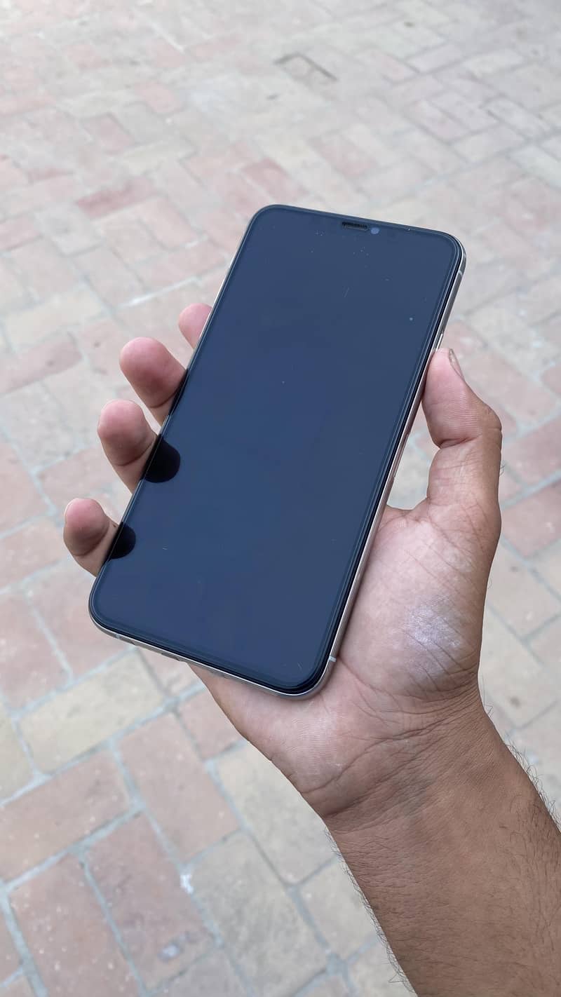 Apple iPhone 11 Pro Max 9