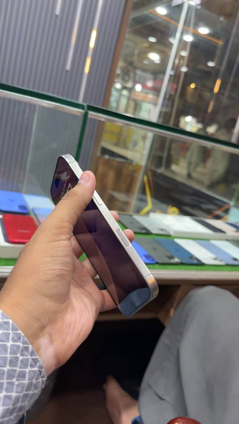 Apple iPhone 16 Pro 1