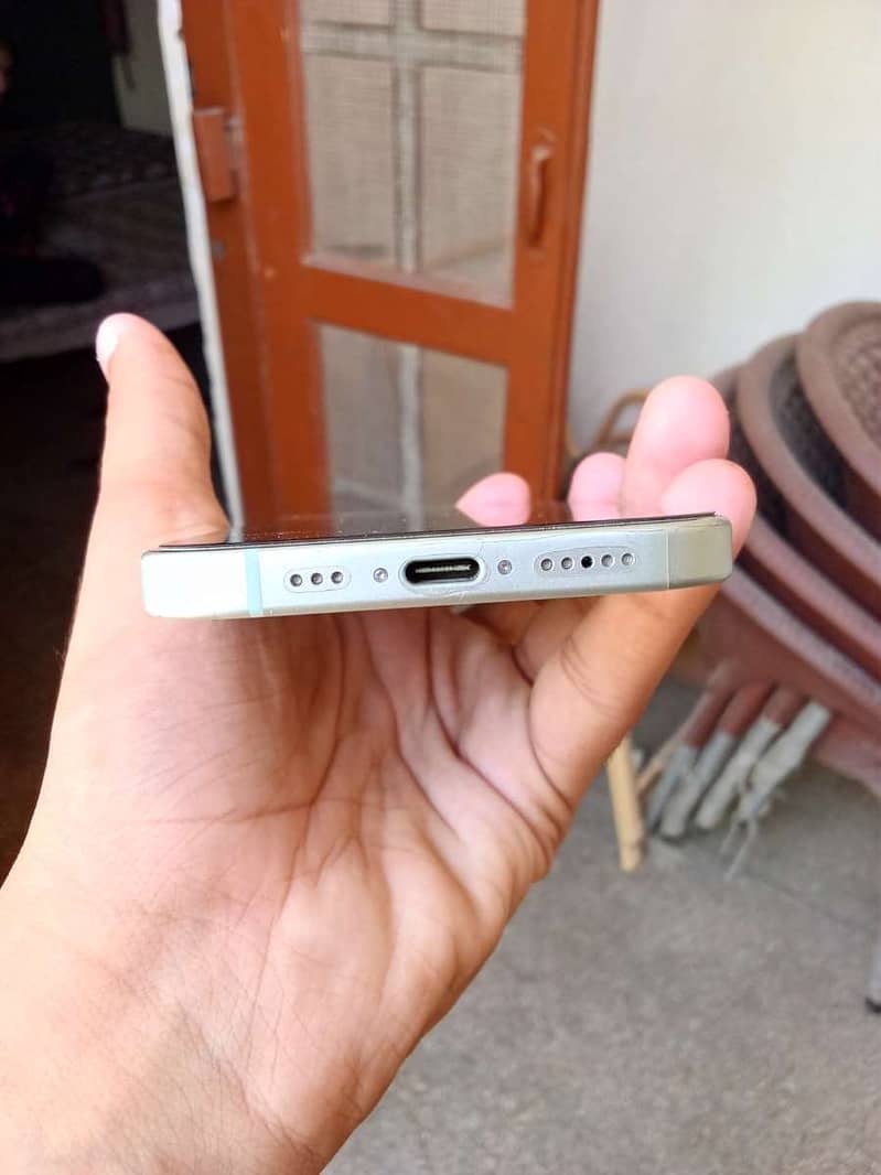 Apple iPhone 15 4