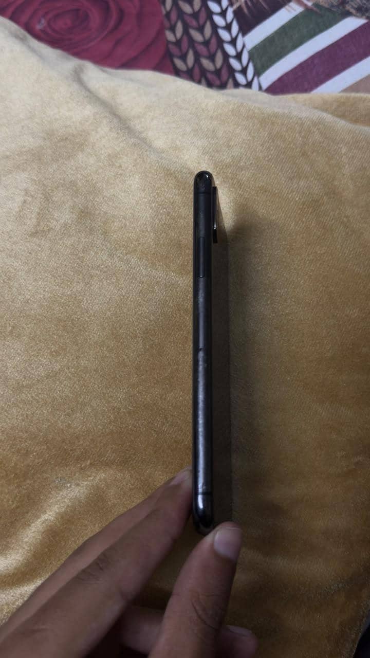 Apple iPhone X 4
