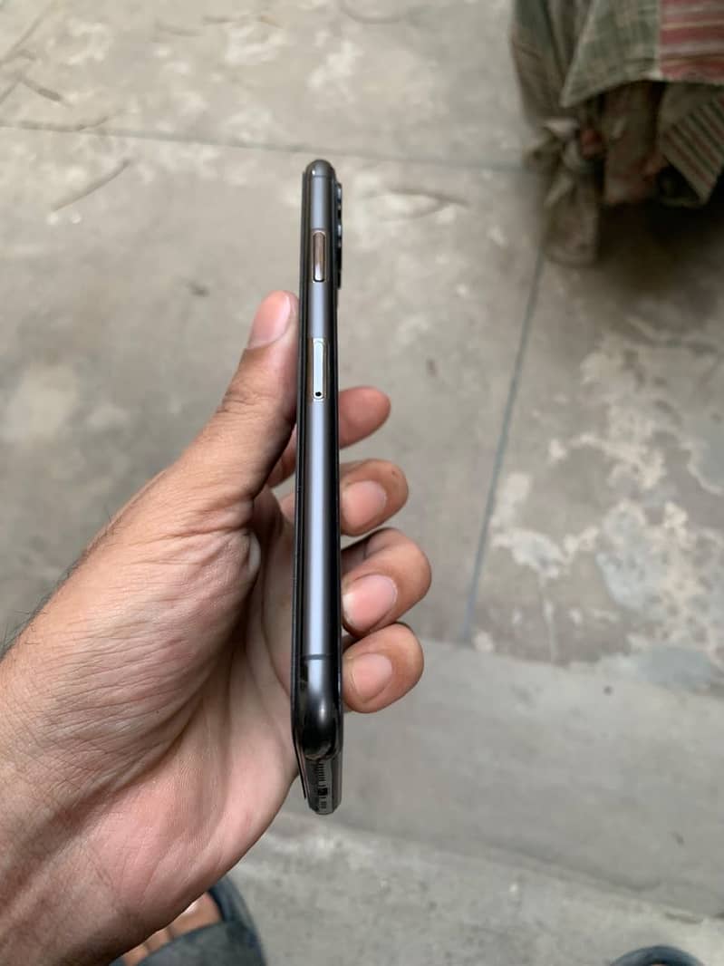 Apple iPhone 11 Pro Max 2