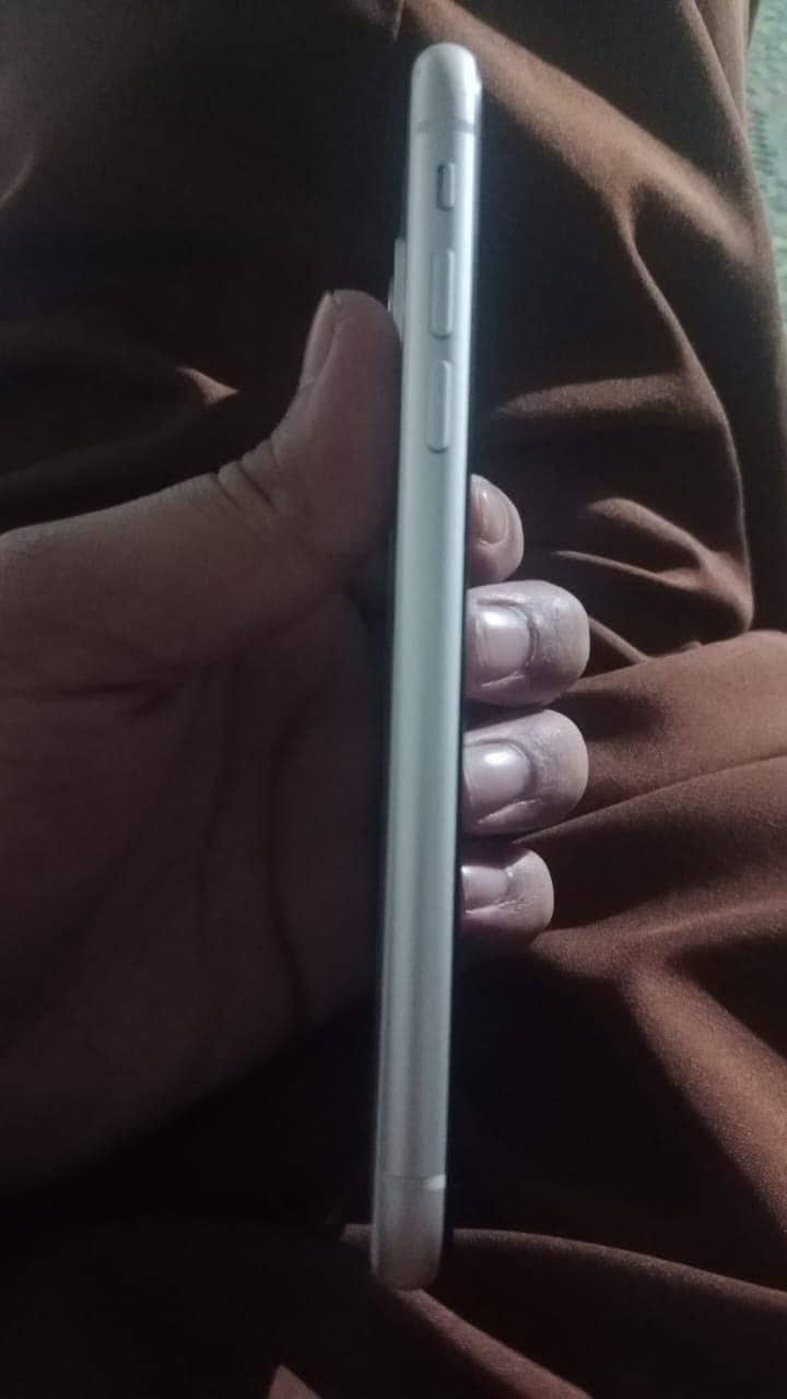 Apple iPhone 11 4