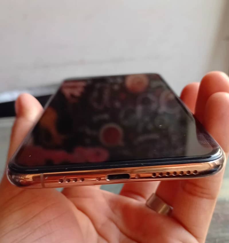 Apple iPhone XS Max 3