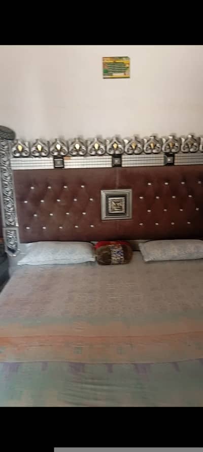 Bed and Singaar Table Combination Conditions Good Luxury Model