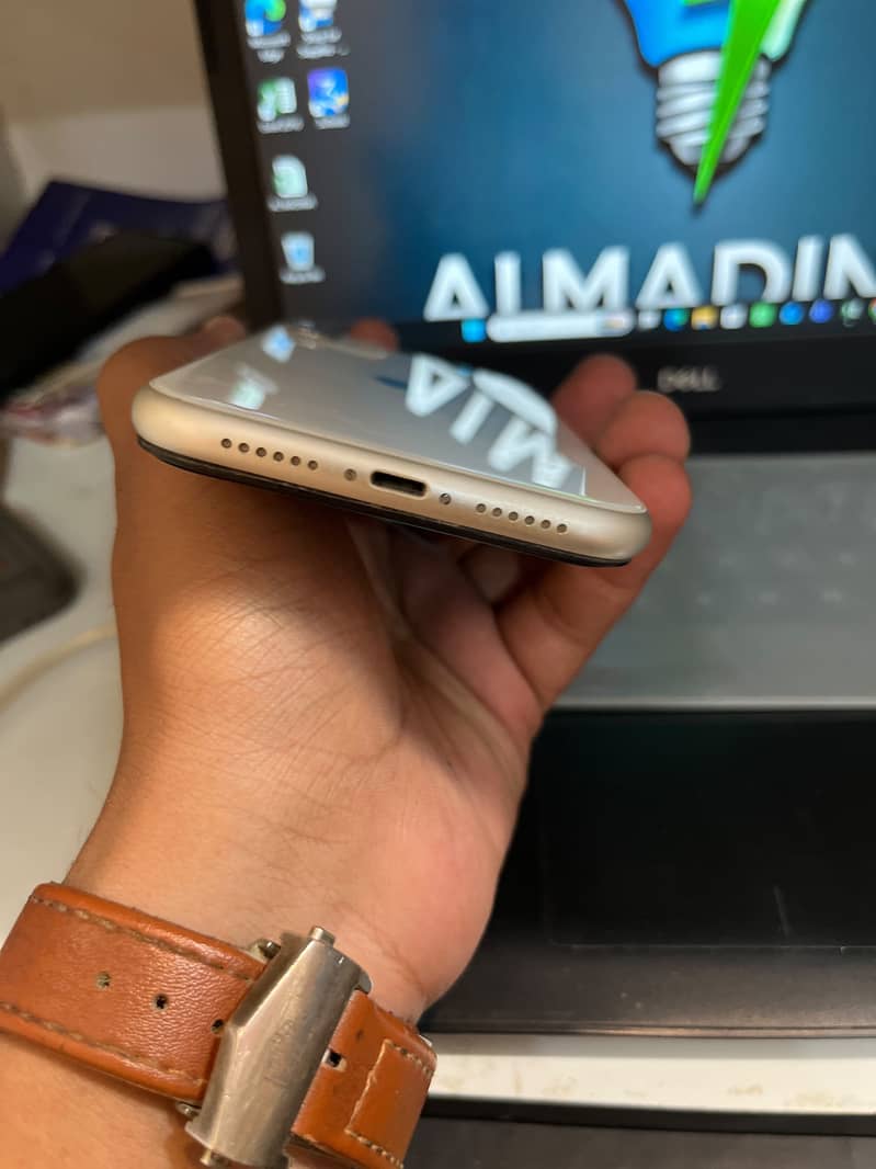 Apple iPhone 11 3