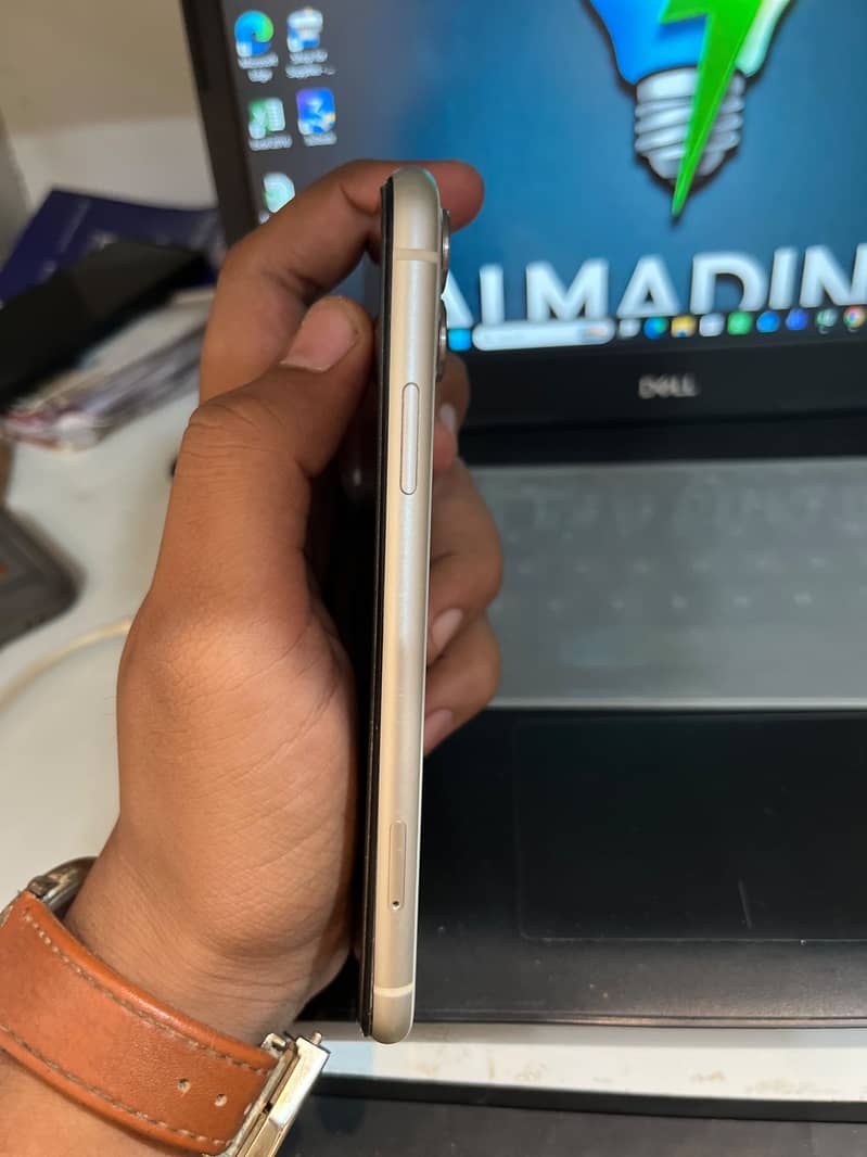 Apple iPhone 11 4