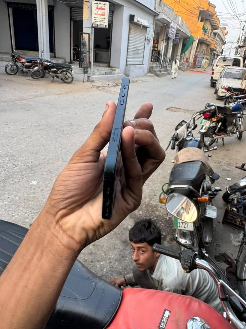 Apple iPhone 13 0
