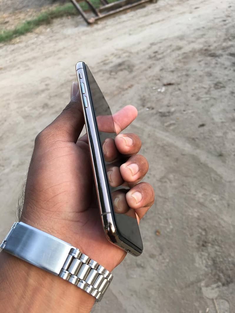 Apple iPhone XS 5