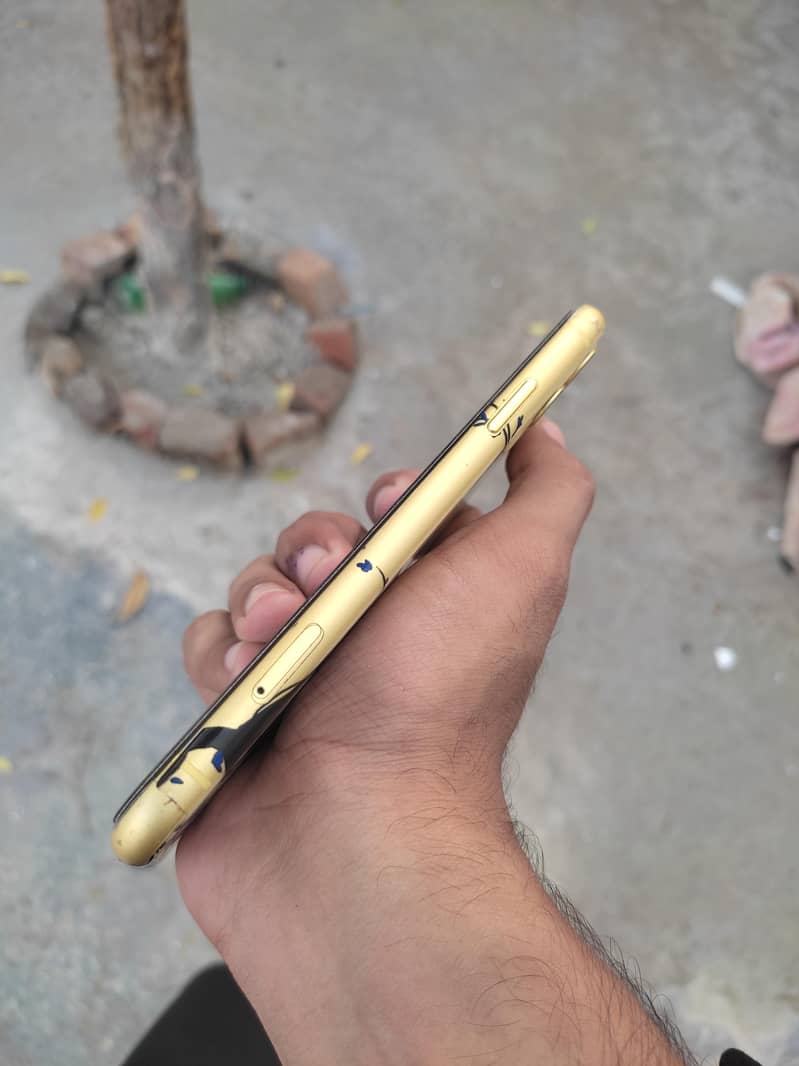 Apple iPhone 11 4