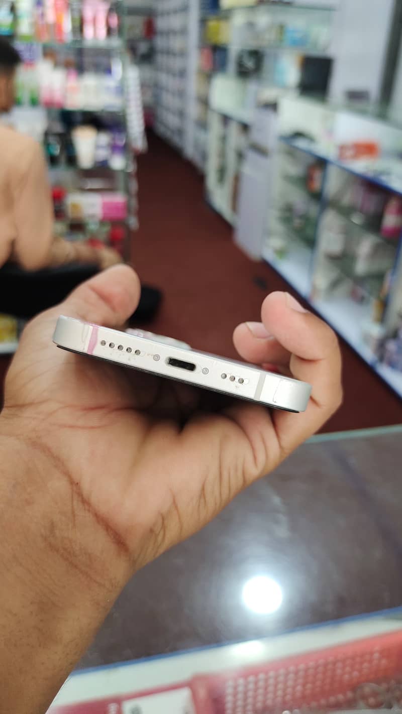 Apple iPhone 13 4