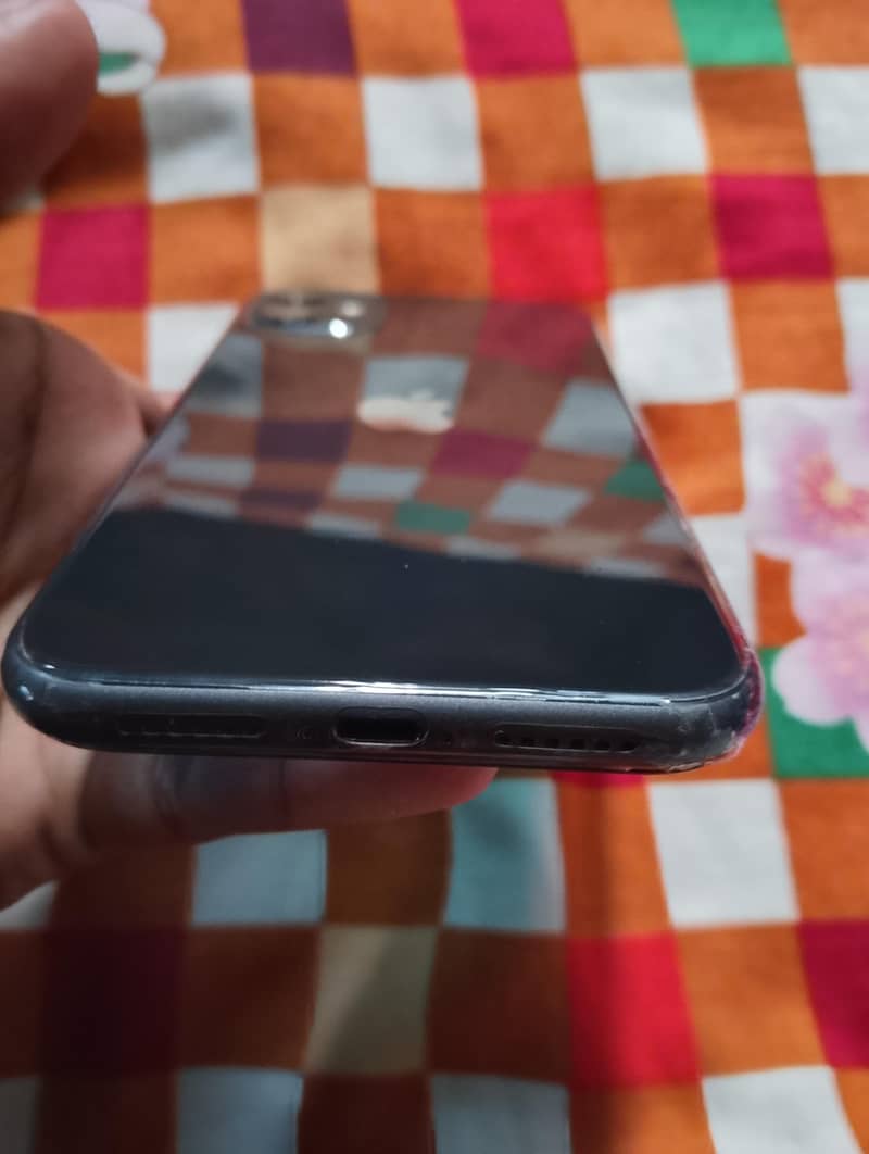 Apple iPhone 11 4