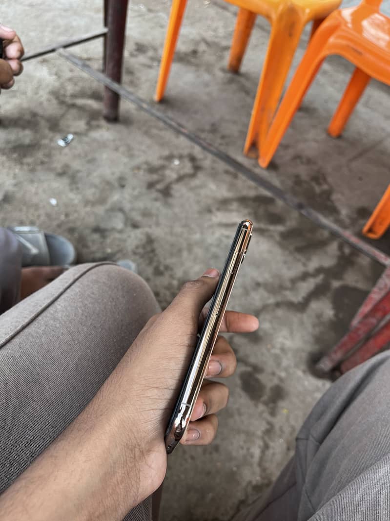 Apple iPhone XS 3