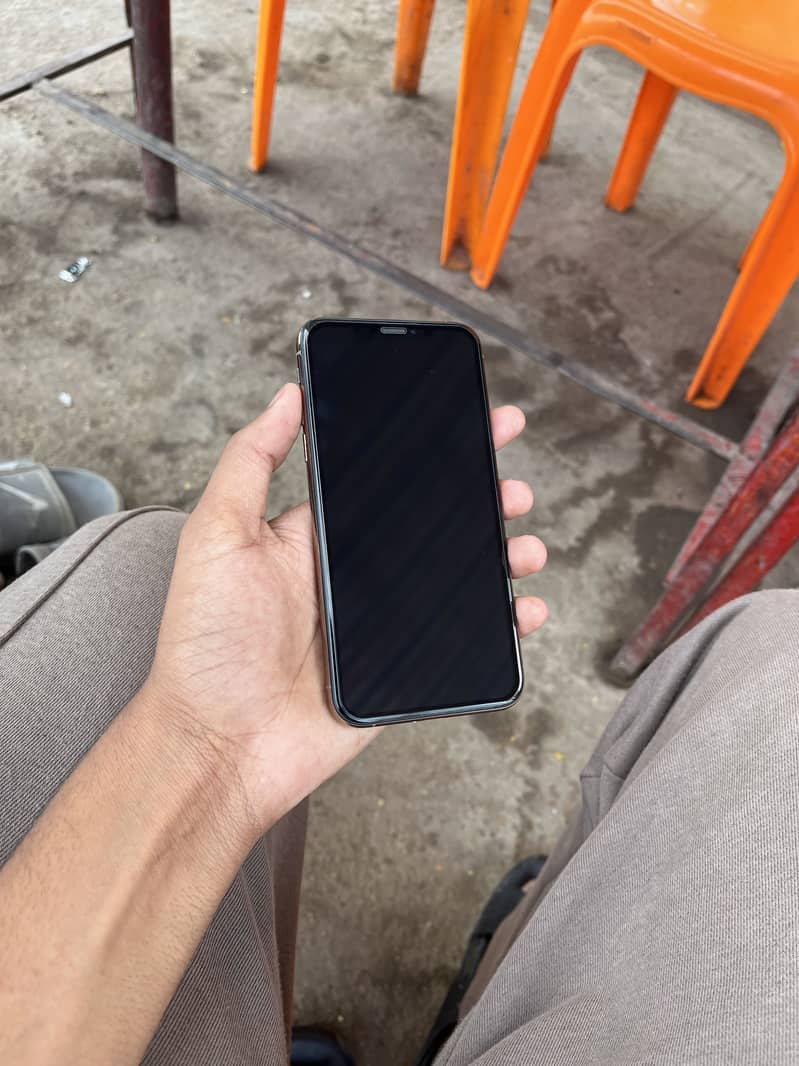 Apple iPhone XS 4