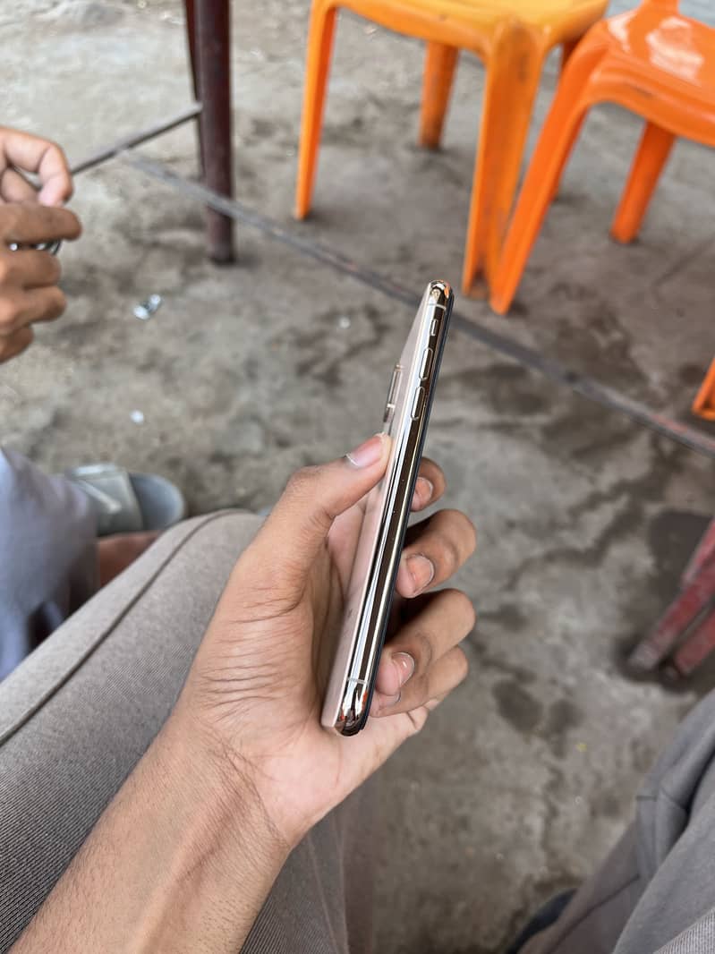 Apple iPhone XS 5