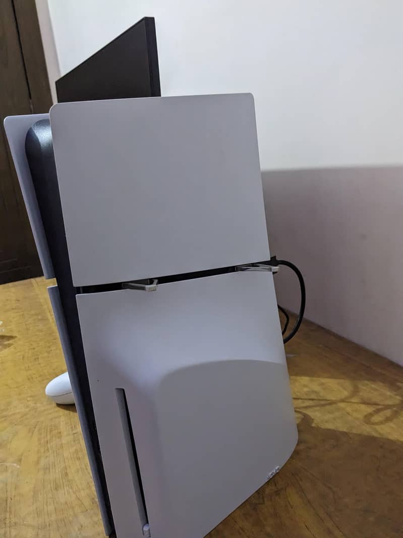 ps5 slim disk edition with 2 controllers 4